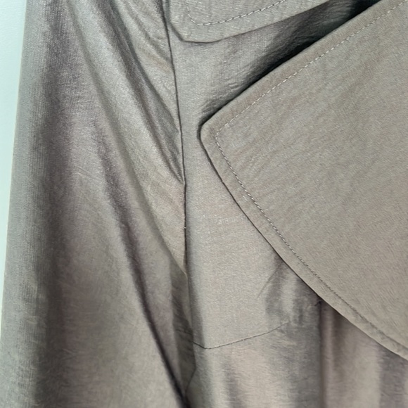 NWOT- Trench coat by Tahari, metallic chestnut colour, size XS. Brand new - Picture 6 of 9